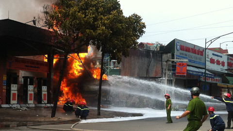Cháy nổ kinh hoàng tại cây xăng giữa Hà Nội
