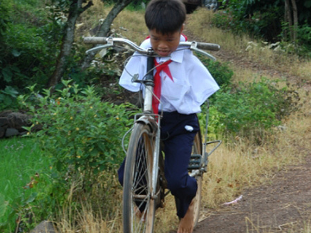 Cậu bé 'chim cánh cụt' biết ...bay