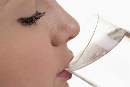 Kiệt quệ vì chăm nạp nước ngày hè