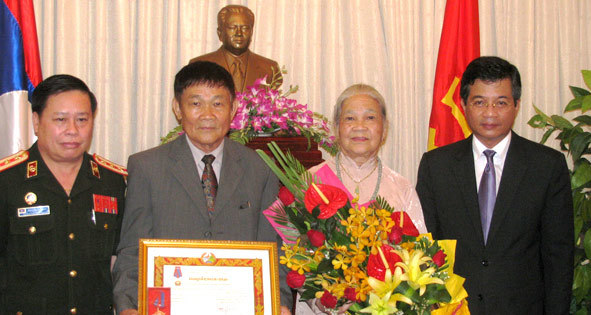 Truy tặng huân chương cho cựu chiến binh Tây Tiến