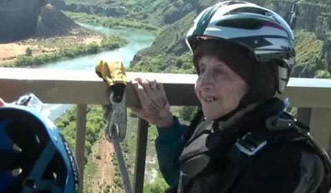 Bà lão hơn trăm tuổi nhảy cầu mừng sinh nhật