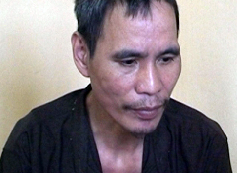 Bị tạm giữ, kẻ ném vợ xuống sông vẫn cười đùa