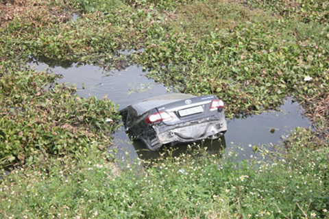 Xế hộp mất lái, lao qua đường tàu, rơi xuống sông