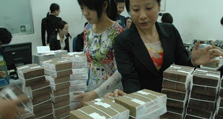 Bơm tiền giải cứu kinh tế: Đừng tạo thêm bong bóng