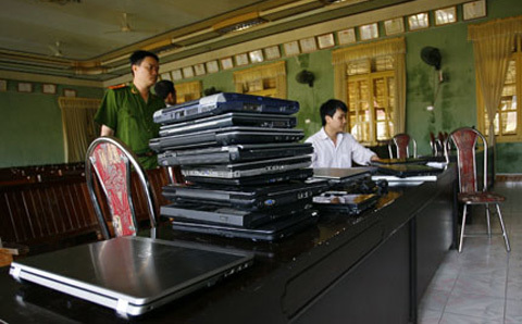 Tóm gọn 'siêu cướp' laptop trên ngọn cây