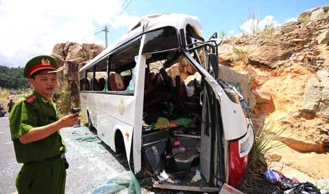 Hiện trường vụ tai nạn thảm khốc ở Khánh Hòa