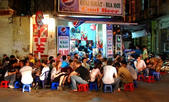 Thực khách choáng vì… bia bẩn