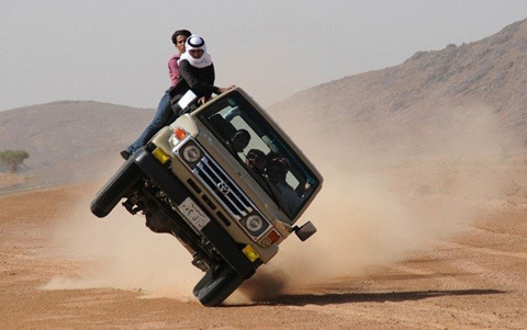 Xem trò mới của dân chơi Ả rập, đi ôtô hai bánh