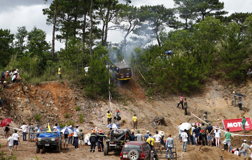 Hình ảnh đặc biệt về 'xế khủng' băng rừng lội suối