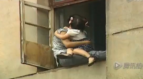 Ôm con gái 4 tuổi đòi nhảy lầu