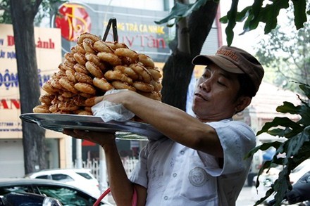 Sài Gòn: Bán bánh cam, kiếm gần 1