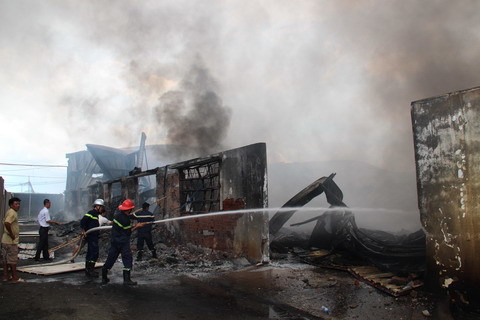 Long An: Cháy dữ dội tại 2 nhà máy nệm mút