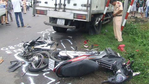 Xe tải tông 3 xe máy, 6 người chết