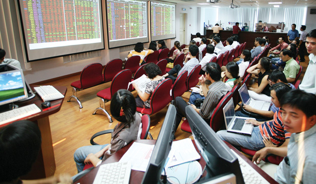 Sốt ruột đầu cơ, tiền đổ mạnh vào chứng khoán