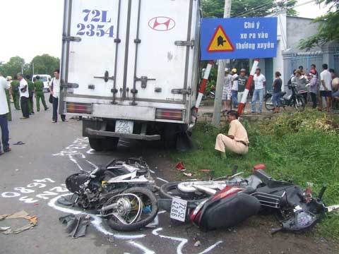 Xóm nghèo cạn nước mắt tiễn cả nhà chết vì TNGT