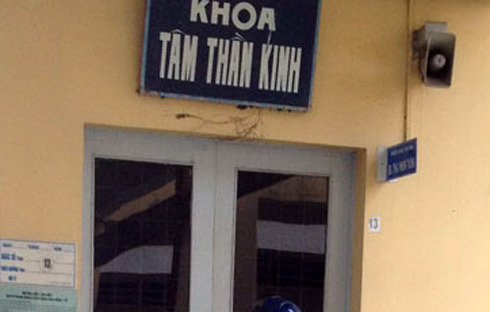 Kỷ luật bác sĩ rủ nữ sinh xem phim sex