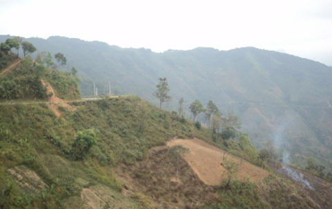 Lật xe du lịch tại Lào, hơn 20 người Việt bị thương