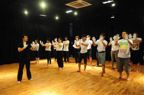 9x học kịch câm rèn kỹ năng sống