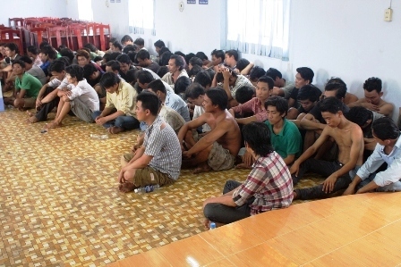 Phá trường gà vùng ven, tạm giữ 124 đối tượng