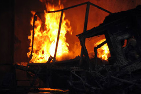 Vứt tàn thuốc vào can xăng, 3 người chết cháy