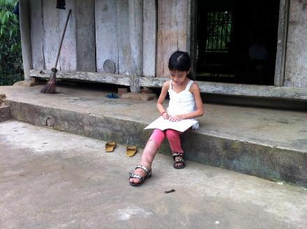 Không tiền, cô bé 6 tuổi sắp phải cắt bỏ chân phải