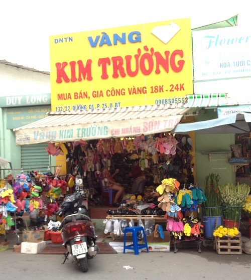 Tiệm vàng bán dép, bán bánh mì