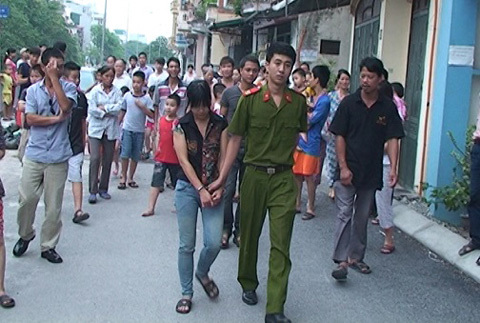 Cô gái 'bay' qua nóc nhà như 'người nhện' để trộm cắp