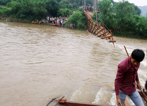 Hiện trường vụ sập cầu làm 19 người bị thương