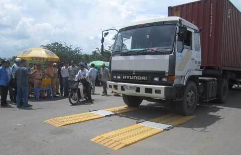 Nhiều xe quá tải bị “thổi còi” quay về nơi xuất phát