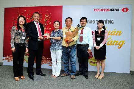 Một khách hàng Techcombank trúng thưởng 1kg vàng