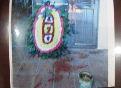 Mâu thuẫn tình ái, nữ sinh bị đặt vòng hoa tại nhà