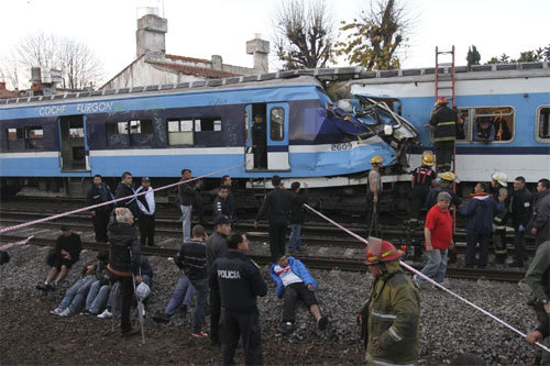 Tàu khách bẹp dúm vì đâm nhau ở Argentina