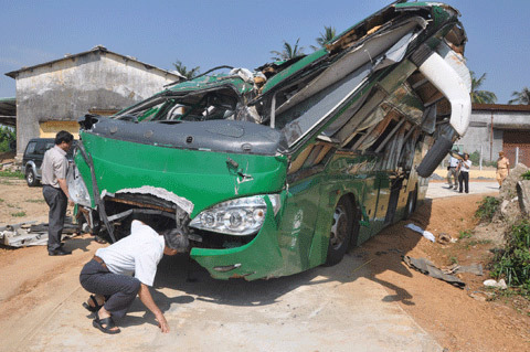 Trái chiều nguyên nhân xe khách gây nạn thảm khốc