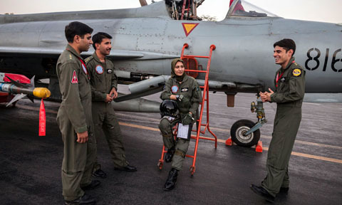 Pakistan đưa nữ phi công đầu tiên vào chiến đấu