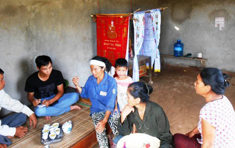 Chồng chết, 4 mẹ con sống nương tựa vào hàng xóm