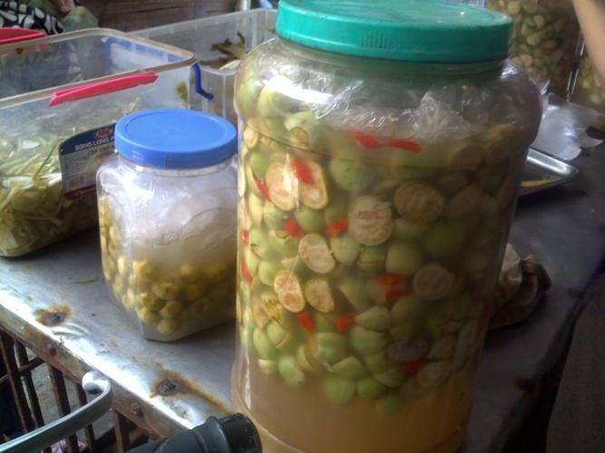 Dưa cà muối bằng thùng sơn độc hại tràn chợ