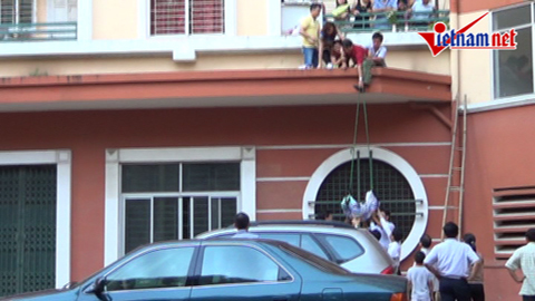 Hà Nội: Bé gái rơi từ tầng 11 tử vong