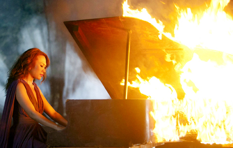 Mỹ Tâm đang chơi nhạc thì piano bốc cháy