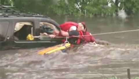 10 clip 'nóng': Giải cứu bé gái giữa dòng lũ