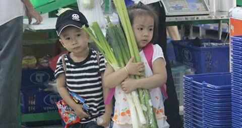 Phục cách mẹ Singapore dạy con tiêu tiền