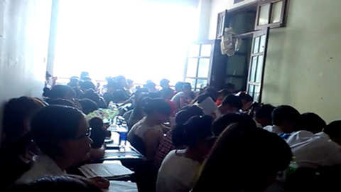 Tập đọc ê a tại lò luyện thi ở Hà Nội