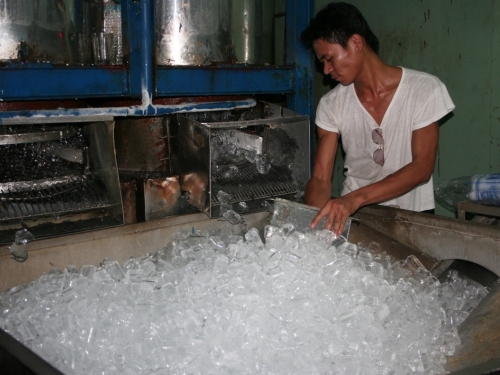 Bẩn như... đá viên