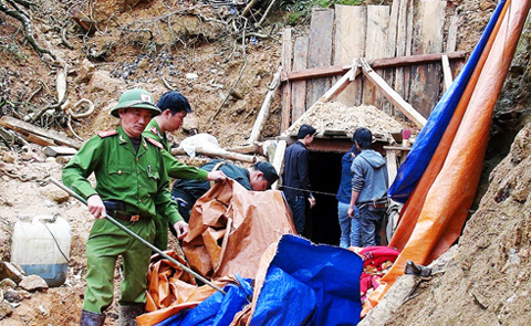 Phát hiện “hầm” chứa gần nửa tấn thuốc nổ