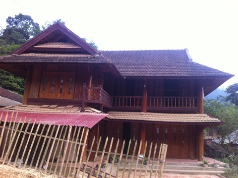 Những ngôi nhà gỗ 'bạc tỷ' ở huyện nghèo