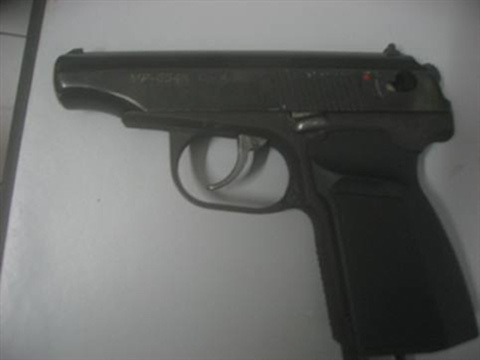 Bố gí súng vào con gái 9 tháng tuổi