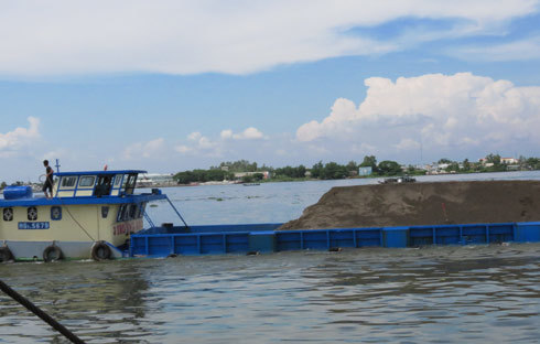 Sà lan gây tai nạn, 44 căn nhà hỏng nặng