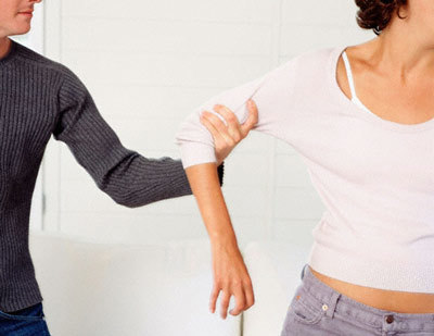 Mẹ chồng đứng yên xem con trai đánh con dâu