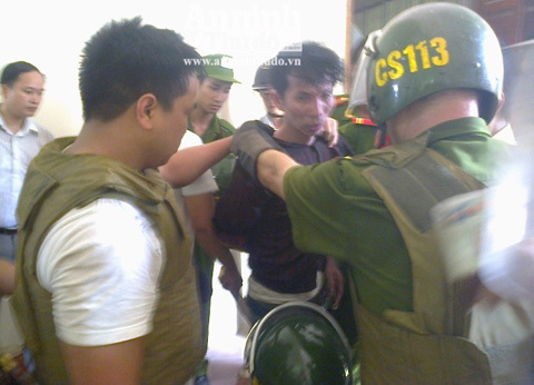 Hoang tưởng, vào Đại học Quốc gia đập phá