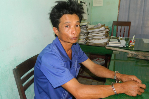 Khởi tố người cha hành hạ con ruột dã man