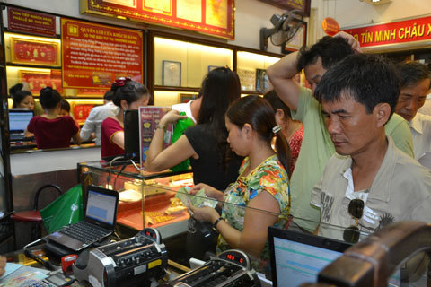 Đội mưa đi mua vàng